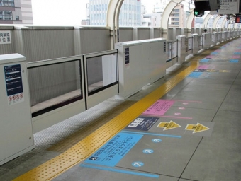 ニュース画像：京急蒲田駅のホームドア - 「京急、2019年度はホームドアを4駅に設置 鉄道事業の設備投資計画」