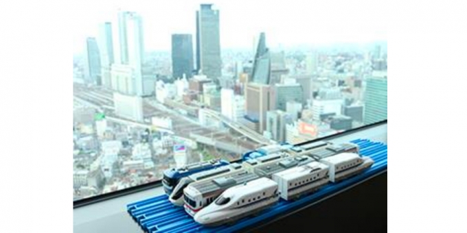 画像：客室からの眺望とプラレール - 「名古屋プリンスホテル スカイタワー、鉄道を満喫する宿泊プランを設定中」