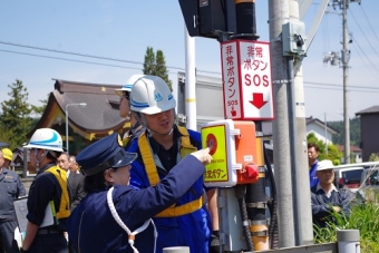 画像：非常押しボタンの訓練 - 「青い森鉄道、5月14日に踏切事故防止訓練を実施 沿線住民などが参加」