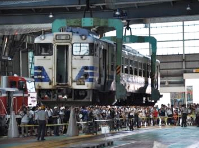 画像：車両メンテナンス作業の実演 イメージ - 「JR東日本、8月19日に秋田総合車両センターで「あきた鉄道フェア」を開催」