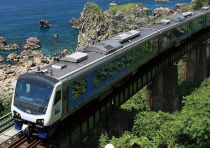 画像：快速「リゾートしらかみ」 - 「JR東日本、青森観光キャンペーンで八戸〜大湊間をリゾート快速列車運転」