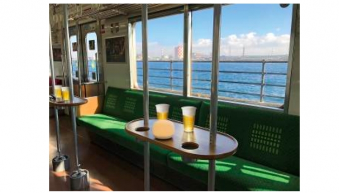 画像：鶴見線205系の車内 - 「鶴見線でビール飲み放題が楽しめる「ビール列車」運行 工場見学も」