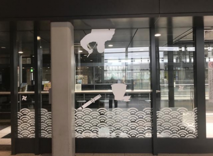 ニュース画像：中部国際空港駅 「NINJA」装飾 - 「中部国際空港駅の待合室、名古屋鉄道が忍者「NINJA」装飾を実施」