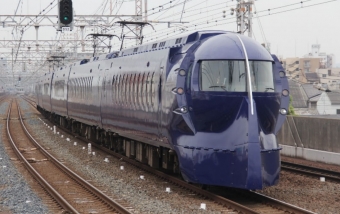 ニュース画像：ラピート - 「ラピート、臨時運行で初めて尾崎駅に停車 たむけん乗車の特別ツアー」