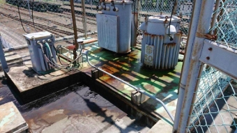 ニュース画像：油漏れがあった電気設備 - 「厚狭駅、構内電気設備から油漏れが発生 低濃度PCBが外部に流失か」