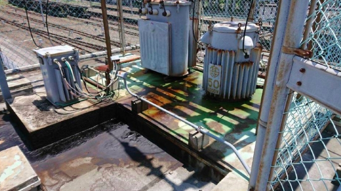 ニュース画像：油漏れがあった電気設備 - 「厚狭駅、構内電気設備から油漏れが発生 低濃度PCBが外部に流失か」