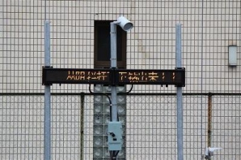 画像：外国人向けLED看板-中国語 - 「JR西日本、日根野駅の踏切に外国人向けLED看板を設置 同社初」