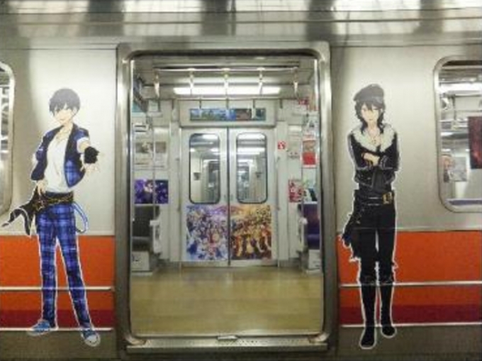 ニュース画像：「京まふ号」の外観と内装 - 「京都市交通局、東西線でアニメ列車「京まふ号」を運行 10月中旬まで」