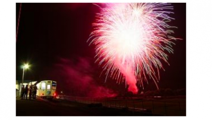 画像：花火の様子 - 「阿佐海岸鉄道、宍喰祇園祭にあわせ臨時「花火列車」を運行」