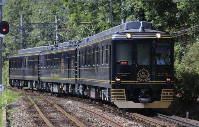 近鉄の観光特急「青の交響曲」、9月10日で1周年 記念ツアーや入場券を