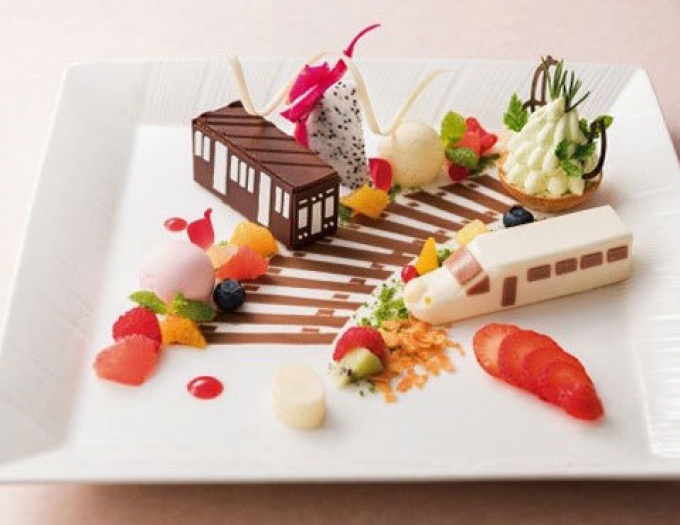 ニュース画像：デザートは電車型ケーキ - 「阪急インターナショナル、トレインビューシートで味わうランチプラン発売」