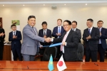 ニュース画像：覚書を締結したカザフスタン鉄道と日本通運の担当者 - 「日本通運、カザフスタン鉄道とコンテナ輸送に関する協力に合意」