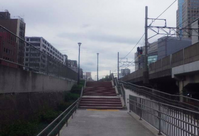 画像：歩道の様子 - 「桜木町駅付近の東横線跡地、歩道として開放へ 廃線から15年目で」