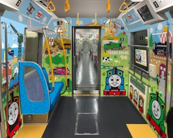 画像：車内装飾、イメージ - 「東京都交通局、大江戸線で「子育て応援スペース」設置車両の運行開始」