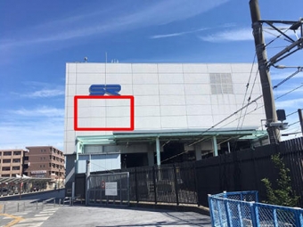 画像：浦和美園駅舎の表示位置 - 「浦和美園駅、駅舎壁面を巨大スクリーン化 運行や乗換情報を提供」