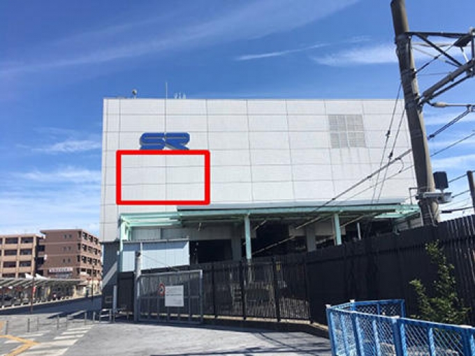 ニュース画像：浦和美園駅舎の表示位置 - 「浦和美園駅、駅舎壁面を巨大スクリーン化 運行や乗換情報を提供」