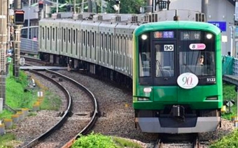 ニュース画像：「青ガエル」ラッピング列車 - 「東急「青ガエル」ラッピング列車、8月で運行終了」
