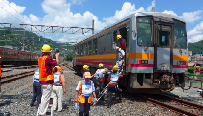 画像：訓練の様子 - 「JR西日本、新見列車区で踏切障害事故対応訓練を実施」