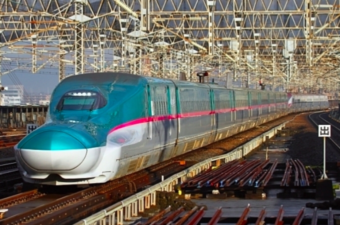 画像：E5系新幹線 - 「走行中の東北新幹線でドア開く 仙台〜白石蔵王間のE5系」