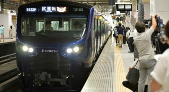 ニュース画像：新宿駅5番線に入線する12000系 - 「相鉄12000系、試運転で新宿駅に初乗り入れ」