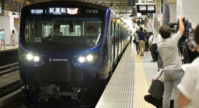 画像：新宿駅5番線に入線する12000系 - 「相鉄12000系、試運転で新宿駅に初乗り入れ」