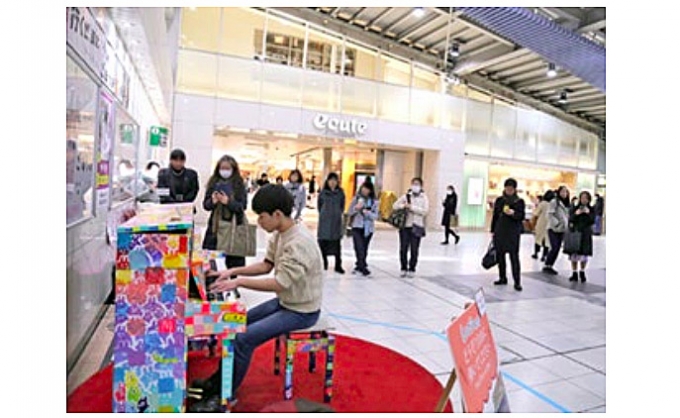 画像：駅構内での演奏 イメージ - 「JR品川駅、誰でも弾ける駅ピアノ「LovePiano」を設置」