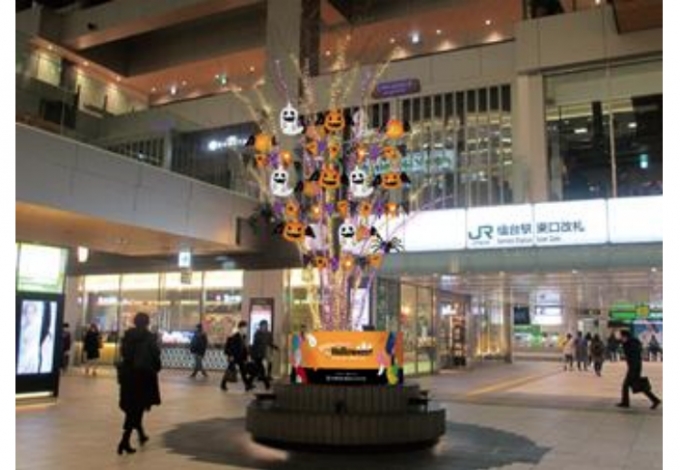 画像：東口改札前に設置されたハロウィンツリー、2018年の様子 - 「仙台駅、ハロウィンイベント開催へ」