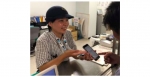 ニュース画像：iPhoneを活用した案内のイメージ - 「東京メトロ、全駅社員がiPhoneを携帯 サービス品質向上へ」