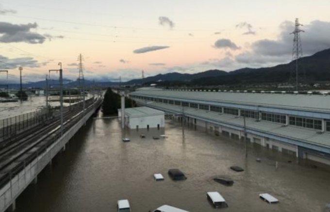 ニュース画像：浸水した長野新幹線車両センター - 「台風19号による千曲川氾濫、未だ長野の鉄道5路線に運休区間」