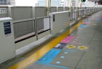 画像：京急電鉄のホームドア(画像は京急蒲田駅) - 「京急、上大岡駅でホームドア設置工事 上りホームも工事開始」