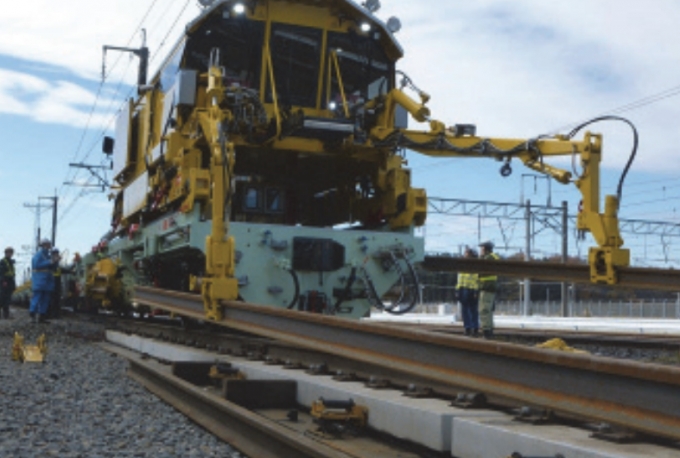 画像：初公開されるレール交換システム「REXS」 - 「JR東日本、10月14日に東北新幹線の鷲宮保守基地を開放 工事車両を特別公開」