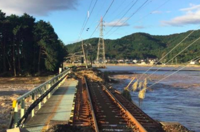 画像：被災時の両毛線 永野川橋りょう - 「両毛線、11月11日に全線で運転を再開へ」