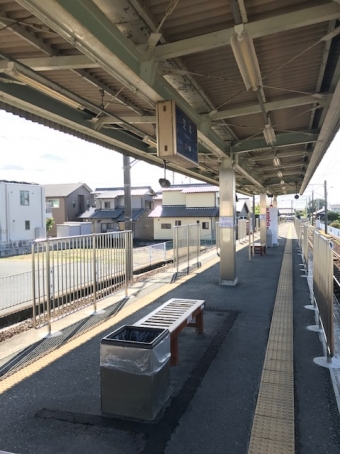 画像：芝本駅に設置されたホーム柵 - 「遠州鉄道、ホーム柵とAEDを新規設置 芝本駅や第一通り駅など」