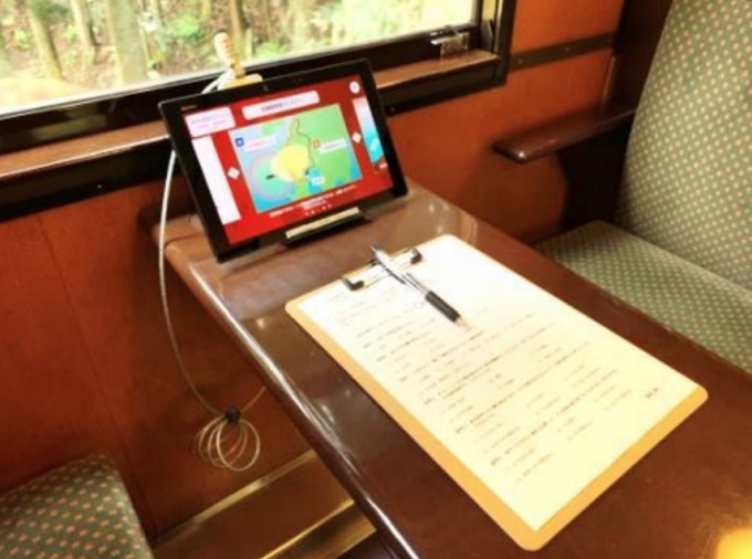 画像：車内でのサービス提供 イメージ - 「JR九州、いさぶろう・しんぺい号で「新体感観光サービス」を試験提供」