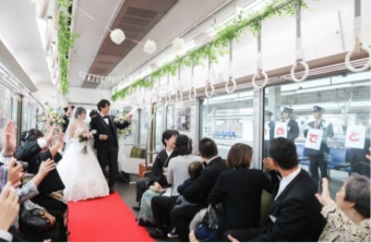 ニュース画像：車内での結婚式の様子 - 「阪神電鉄、貸切列車で結婚式 なんば線開業10周年記念イベント」