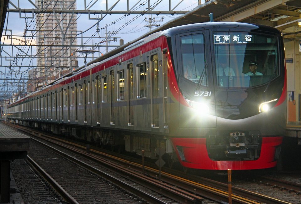 ニュース画像：列車番号「5702」として初の営業運転を行う京王5000系 - 「京王電鉄16年ぶりの新型車両「5000系」、営業運転を開始 1番列車は各停新宿行き」