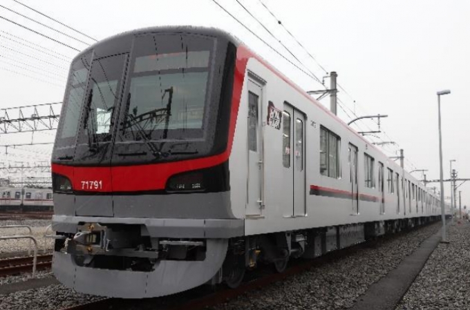 ニュース画像：東武鉄道70000系ベースのTHライナー - 「東武と日比谷線相互直通の座席指定制列車「THライナー」、6月から運行」