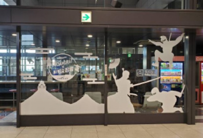 ニュース画像：中部国際空港駅待合室 サムライ装飾 - 「名鉄、中部国際空港駅の待合室に「サムライ」装飾を追加」