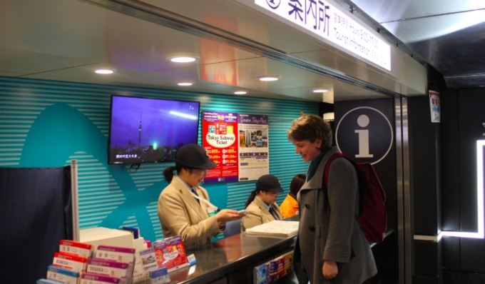 画像：ポケトークを利用した案内 - 「東京メトロ、東京駅の案内所などでAI通訳機「ポケトークS」を導入」