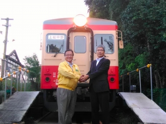 ニュース画像：いすみ鉄道の鳥塚社長(左)と養老鉄道の都司社長(右)