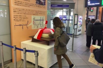 ニュース画像：2019年の様子 - 「京阪、京橋駅に約150キロの「大鏡餅」が登場 2月7日に入魂式」
