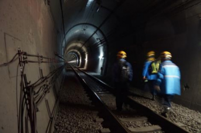 ニュース画像：ナイトウォーキングする正丸トンネル内 - 「西武鉄道、3月28日に正丸トンネルを歩くナイトウォーキングツアー開催」