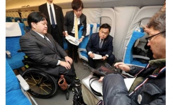 ニュース画像：新幹線の車椅子スペースの視察 - 「国交省、新幹線の新たなバリアフリー対策について中間とりまとめ」