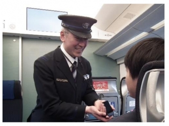 画像：使用イメージ - 「京成電鉄、AI通訳機「ポケトーク」をスカイライナー担当車掌向けに導入」