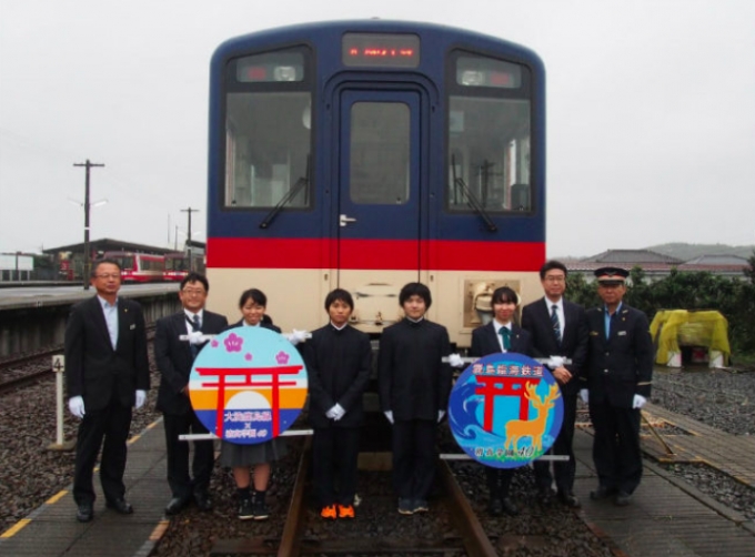 ニュース画像：掲出車両とヘッドマーク - 「鹿島臨海鉄道、高校生がデザインしたヘッドマークを掲出 12月13日まで」