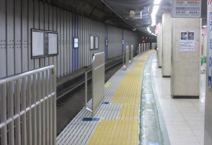 ニュース画像：設置した固定柵 - 「京成、10月10日に京成上野駅で全ホームの固定柵設置を完了」
