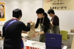 ニュース画像：レスキューデリ購入の様子 - 「東京駅で2度目の「レスキューデリ」実証実験、余った食品を従業員に販売」