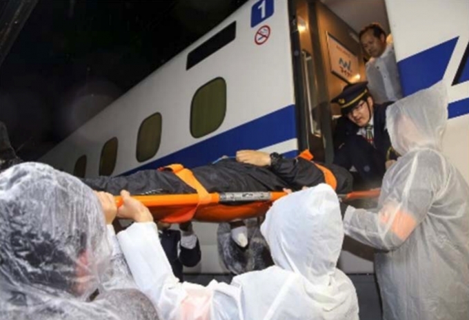 ニュース画像：車外避難訓練の様子 - 「JR東海、11月29日に三島車両所で東海道新幹線の総合事故復旧訓練を実施へ」