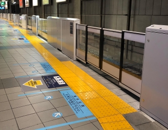 ニュース画像：上大岡駅4番線ホームドア - 「京急電鉄、京急川崎駅で上りホームのホームドア設置工事を開始」