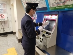 ニュース画像：駅構内の券売機をアルコール消毒液で清掃 - 「東京メトロ、新型コロナウイルス感染症の感染予防に向けた取組み」